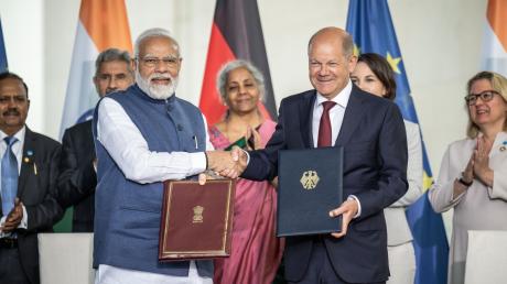 Bundeskanzler Olaf Scholz (SPD, r) hat Indiens Premierminister Narendra Modi zu gemeinsamen Regierungskonsultationen in Berlin empfangen.