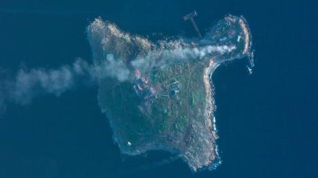 Rauch auf der  Schlangeninsel: Das Eiland im Schwarzen Meer wird derzeit umkämpft.