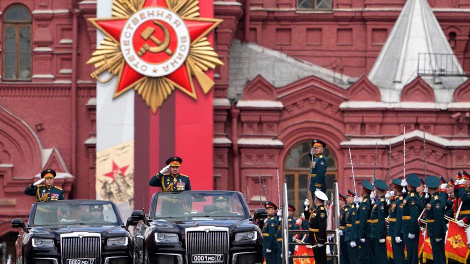 Der russische Verteidigungsminister Sergej Schoigu salutiert vor seinen Soldaten, während er bei der Militärparade über den Roten Platz in Moskau gefahren wird.