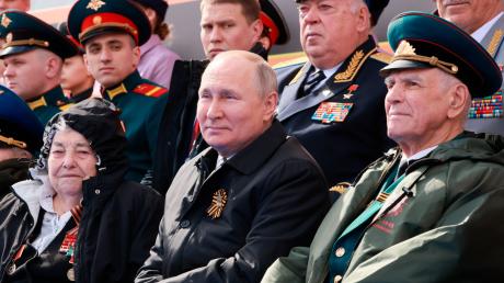 Das von der staatlichen russischen Nachrichtenagentur Sputnik über AP veröffentlichte Pool-Foto zeigt Wladimir Putin während der Militärparade.