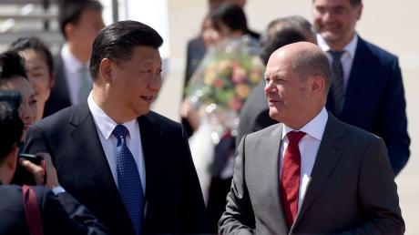 Bei seinem ersten Besuch als Kanzler in Asien hatte Olaf Scholz Ende April Japan besucht – und dabei einen Bogen um China gemacht. Das Archivbild mit Xi Jinping stammt aus dem Jahr 2017.