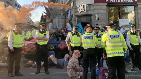 Eine Straße in London wird von Demonstrierenden blockiert.