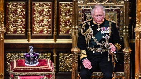Prinz Charles sitzt zur Eröffnung des Parlaments im House of Lords neben der Krone auf dem prachtvollen Thron.