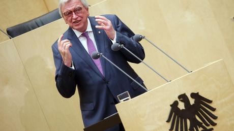 Hessens Ministerpräsident Volker Bouffier bemängelt, dass Gruppierungen wie Rentner und Studierende beim jüngsten Ergänzungshaushalt leer ausgehen.