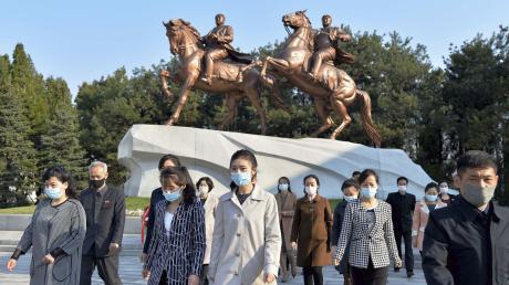 Menschen mit Mund-Nasen-Schutz  im April in Pjöngjang. Nordkorea hat seinen ersten Corona-Fall gemeldet.