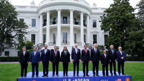 US-Präsident Joe Biden (M) und die Staats- und Regierungschefs des Verbands Südostasiatischer Nationen (ASEAN) beim Fototermin vor dem Weißen Haus in Washington.