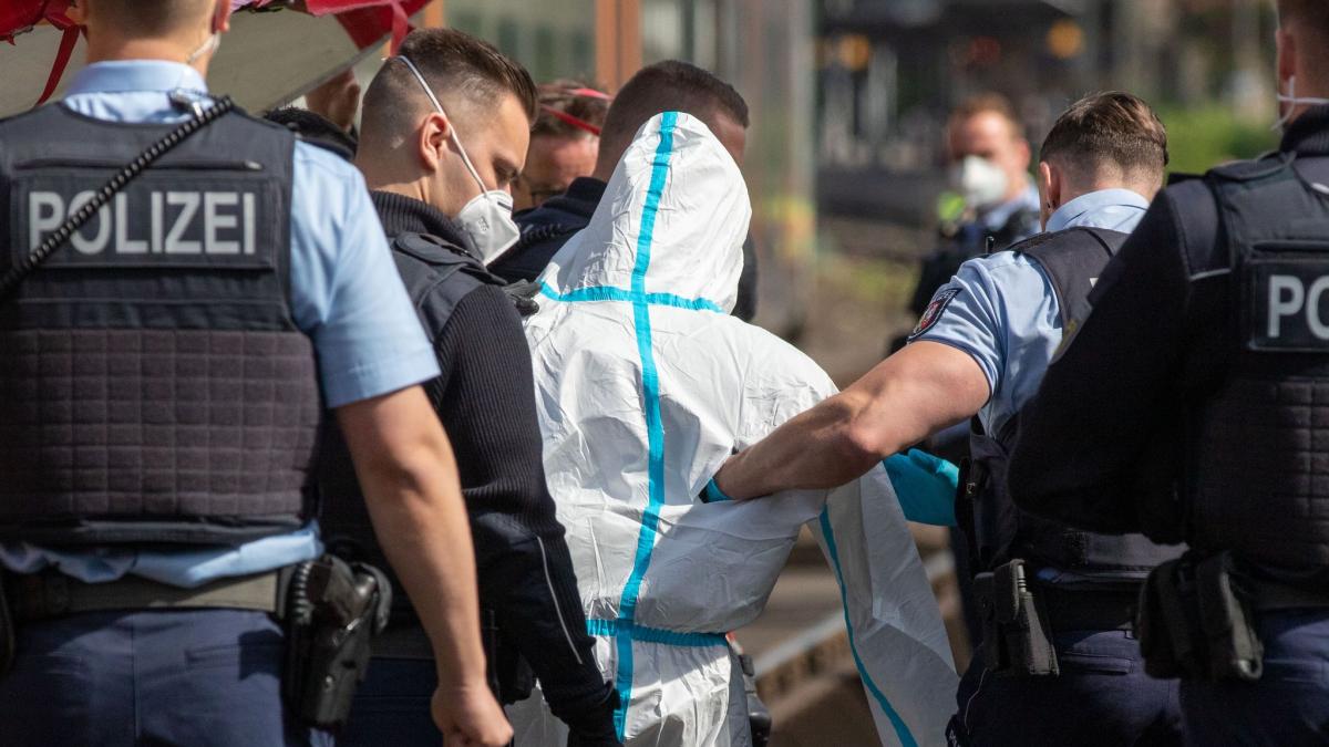 #Islamismusverdacht: Messerattacke in Zug: Fünf Passagiere und der Täter verletzt