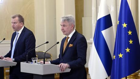 Antti Kaikkonen (l), Verteidigungsminister von Finnland, und Pekka Haavisto, Außenminister von Finnland, sprechen auf der Pressekonferenz zu den sicherheitspolitischen Entscheidungen Finnlands im Präsidentenpalast.