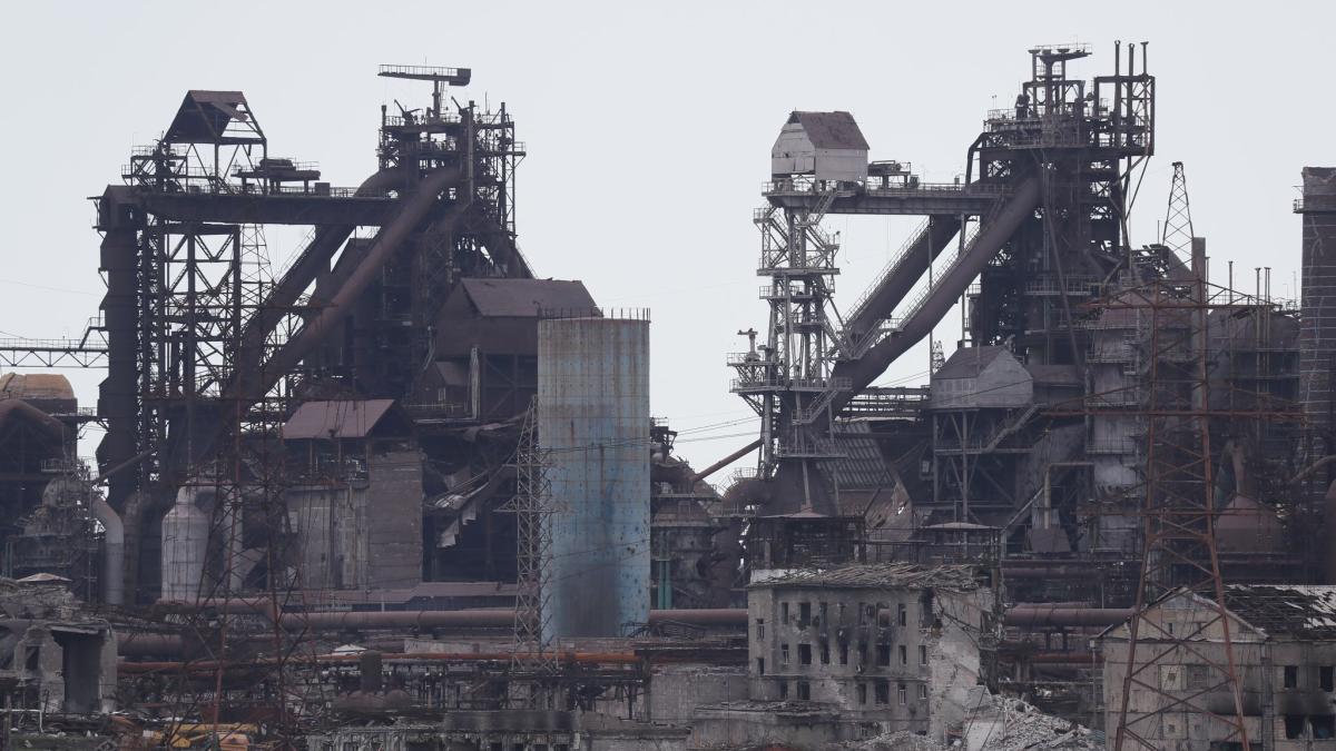 #Krieg in der Ukraine: Erste Soldaten verlassen Asow-Stahlwerk in Mariupol