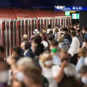 In den ersten Ländern ist der Verkauf des 9-Euro-Tickets gestartet – mit großem Andrang. Dementsprechend voll dürften die Züge an den Wochenenden werden. 