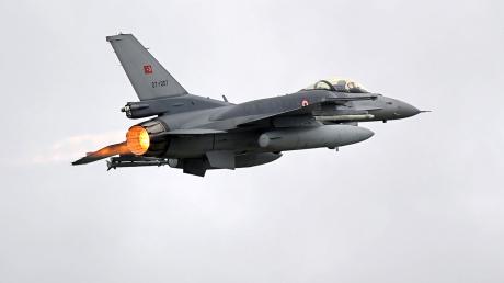 Ein Kampfflugzeug der türkischen Luftwaffe vom Typ F-16 startet vom Flugplatz Wittmund aus. (Archivbild)