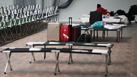 Notbetten stehen in einer Frankfurter Sporthalle für ukrainische Kriegsflüchtlinge bereit.