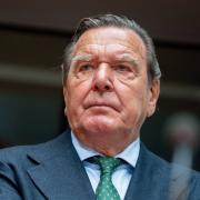 Altkanzler Gerhard Schröder verzichtet auf seine Nominierung zum Aufsichtrat beim russischen Unternehmen Gazprom. Das teilte er beim Netzwerk LinkedIn mit.