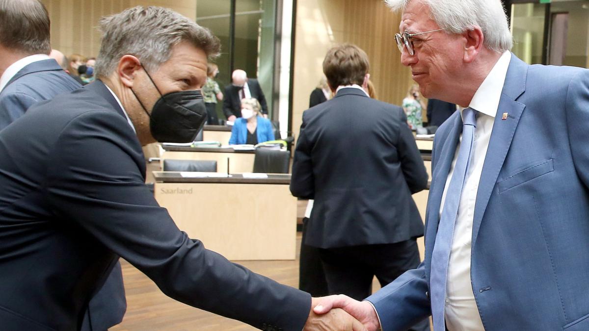 #Hessischer Ministerpräsident: Regierungschef Bouffier: „Großes Gefühl der Dankbarkeit“