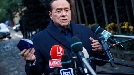 Silvio Berlusconi steht Medienvertretern Rede und Antwort.