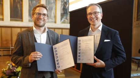 Michael Stifter (links) und Holger Sabinsky-Wolf wurden mit renommiertem Wächterpreis für ihre Recherche zur CSU-Maskenaffäre ausgezeichnet.
