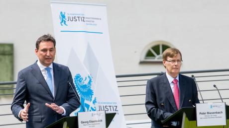 Zum Abschluss der Justizministerkonferenz geben Georg Eisenreich (Bayern, l) und Peter Biesenbach (NRW) eine Pressekonferenz.