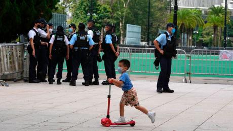 Polizisten patrouillieren am Victoria-Park in Hongkong, nachdem die Behörden erneut öffentliche Gedenkfeiern zum Jahrestag der Niederschlagung des Massakers auf dem Platz des Himmlischen Friedens (Tiananmen-Platz) in Peking im Jahr 1989 verboten haben.