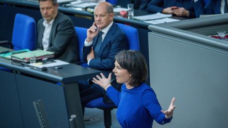 Außenministerin Annalena Baerbock (Grüne) bei einer Rede im Bundestag. Im Hintergrund: Bundeskanzler Olaf Scholz (SPD).