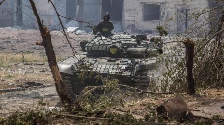 Ein ukrainischer Panzer fährt durch die heftig umkämpfte Stadt Sjewjerodonezk in der Ostukraine.