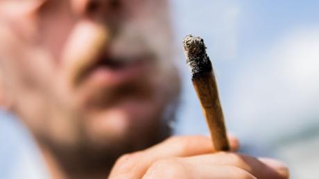 Polizisten erwischten am Sonntag in Kellmünz einen jungen Mann, der einen Joint rauchte.