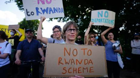 Demonstranten protestieren in einem Abschiebezentrum in Gatwick gegen das Vorhaben, Migranten nach Ruanda zu schicken.