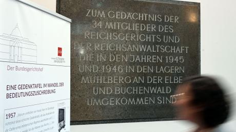 Im Palais des Bundesgerichtshof hängt die umstrittene Gedenktafel, mit der an NS-Juristen erinnert wird, die nach dem Zweiten Weltkrieg im Gefangenenlager starben.