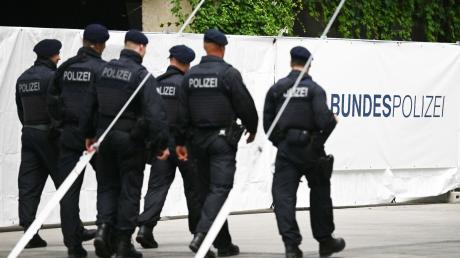 Bundespolizisten in Garmisch-Partenkirchen: Der G7-Gipfel ist vom 26. bis 28. Juni 2022 auf Schloss Elmau geplant.