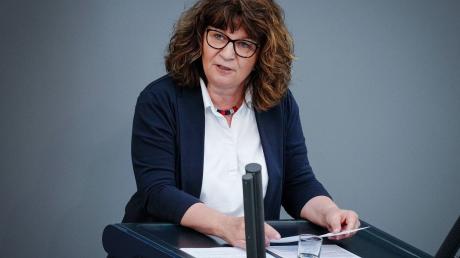Martina Stamm-Fibich (SPD), Vorsitzende des Petitionsausschusses, spricht im Bundestag.