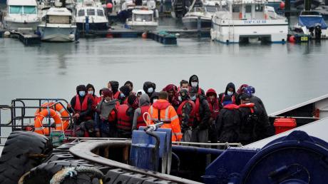 Flüchtlinge, die mit einem kleinen Boot im Ärmelkanal aufgegriffen worden war, wird im Hafen von Dover an Land gebracht.