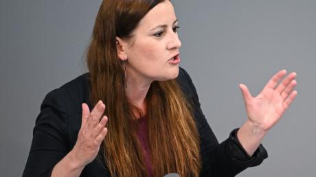 Janine Wissler (die Linke) spricht bei einer Bundestagssitzung.