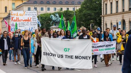 Demonstranten von Fridays for Future protestieren in München vor dem G7-Gipfel auf Schloss Elmau für eine andere Klimapolitik.