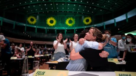 Sechs Wochen nach der Landtagswahl in Nordrhein-Westfalen haben CDU und Grüne den Weg frei gemacht für die erste schwarz-grüne Regierung des Landes.