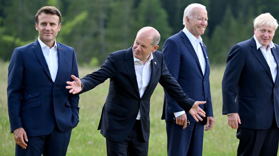 Die Staatschefs stellen sich für das Gruppenfoto während des G7-Gipfels auf Schloss Elmau auf.