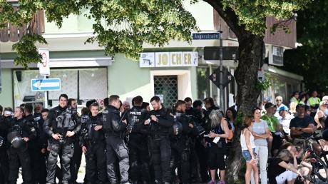 Polizisten suchen bei der Kundgebung vor der Demonstration des Bündnisses «Stop G7 Elmau» Schatten unter einem Baum.