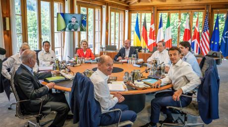 Wolodymyr Selenskyj ist zu einer Arbeitssitzung der Staats- und Regierungschefs der G7-Länder auf Schloss Elmau zugeschaltet.