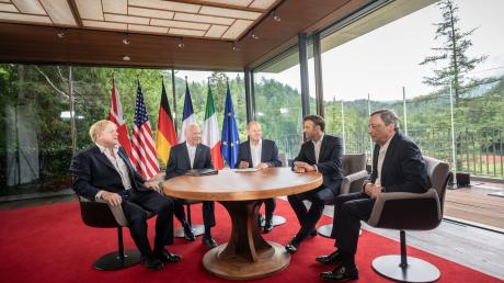 Premier Boris Johnson (GB), US-Präsident Joe Biden, Bundeskanzler Olaf Scholz, Frankreichs Präsident Emmanuel Macron und der italienische Ministerpräsident Mario Draghi sitzen bei einem Arbeitsgespräch am letzten Tag des dreitägigen G7-Gipfel zusammen.