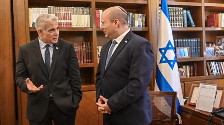 Jair Lapid (l) übernimmt das Amt des Ministerpräsidenten von Naftali Bennett (r).