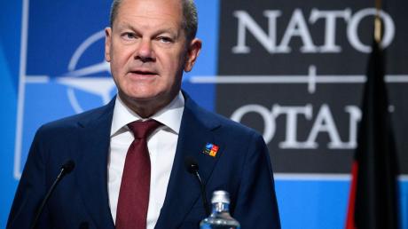 Bundeskanzler Olaf Scholz äußert sich bei einer Pressekonferenz zum Abschluss des Nato-Gipfels in Madrid.