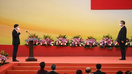 Hongkongs neuer Regierungschef John Lee (l.) wird in Anwesenheit von Chinas Präsident Xi Jinping vereidigt.