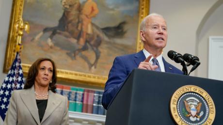 US-Präsident Joe Biden will laut Vizepräsidentin Kamala Harris eine zweite Amtszeit als Präsident der USA in Erwägung ziehen.