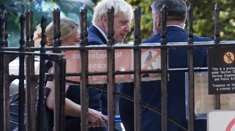 Boris Johnson (M), Premierminister von Großbritannien, verlässt die 10 Downing Street.