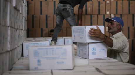 Humanitäre Hilfsgüter des Welternährungsprogramms kommen per LKW über den türkisch-syrischen Grenzübergang Bab Al-Hawa.