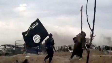 Das Archivbild aus dem Jahr 2019 zeigt IS-Kämpfer in Syrien mit einer Flagge des selbsternannten «Islamischen Staats».