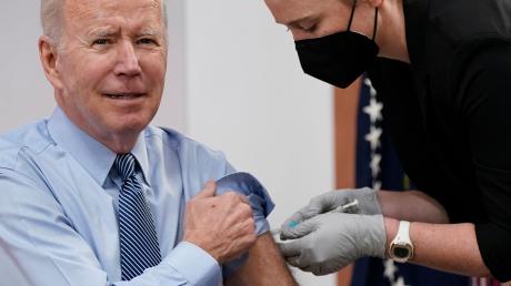 «Sehr milde Symptome»»: Ende März erhielt Joe Biden vor laufenden Kameras eine zweite Auffrischungsimpfung gegen das Coronavirus.