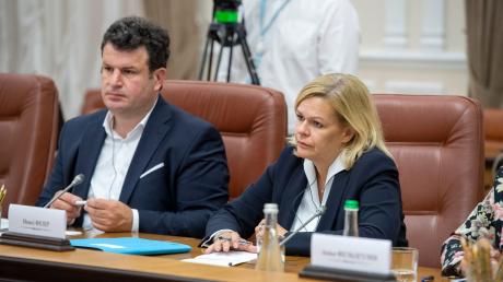 Hubertus Heil (l, SPD), Bundesminister für Arbeit und Soziales, und Nancy Faeser (SPD), Bundesministerin für Inneres und Heimat, sitzen in einem Saal im Regierungsgebäude der Ukraine bei einem Treffen mit dem Ministerpräsidenten der Ukraine.
