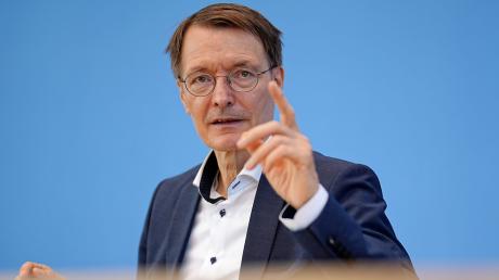 Gesundheitsminister Karl Lauterbach hat mit Justizminister Marco Buschmann den Corona-Fahrplan für den Herbst 2022 bekanntgegeben.