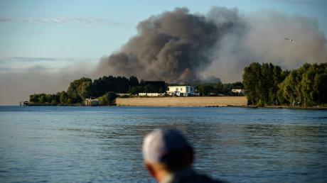 Rauch steigt auf nach einem russischen Raketenangriff auf eine Militäreinheit am Stadtrand von Kiew.