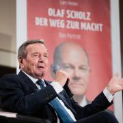 Altkanzler Gerhard Schröder hat Bundeskanzler Olaf Scholz in der Debatte um Taurus-Lieferungen an die Ukraine unterstützt. 