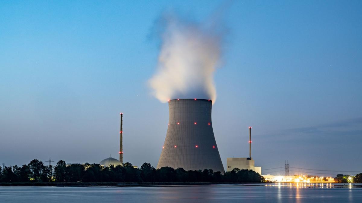 #Debatte um Atomausstieg: Streit um längere Laufzeiten: Söder und Merz besuchen AKW